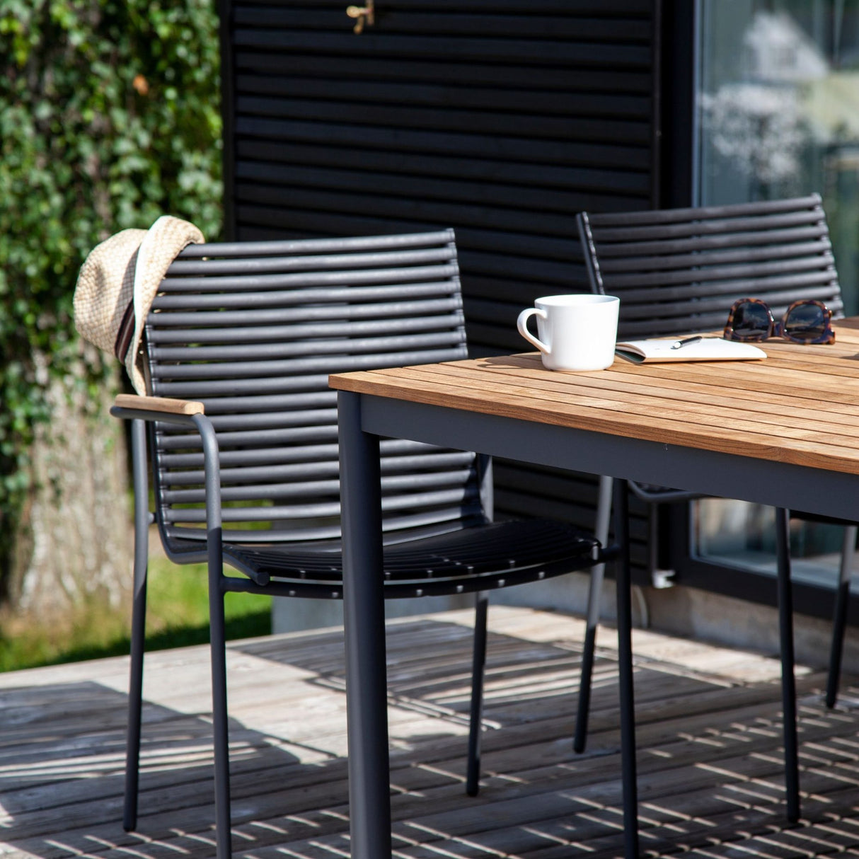 Mood/Mood Classic Trädgårdsmöbelset i Teak och Aluminium Antracit 167 cm + 4 stolar