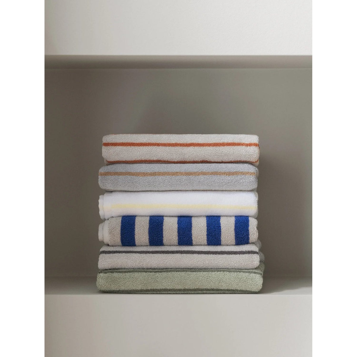 Arto bath towel 140 x 70 cm Badhandduk Moonbeam/Mazarine Blue, Stora linjer