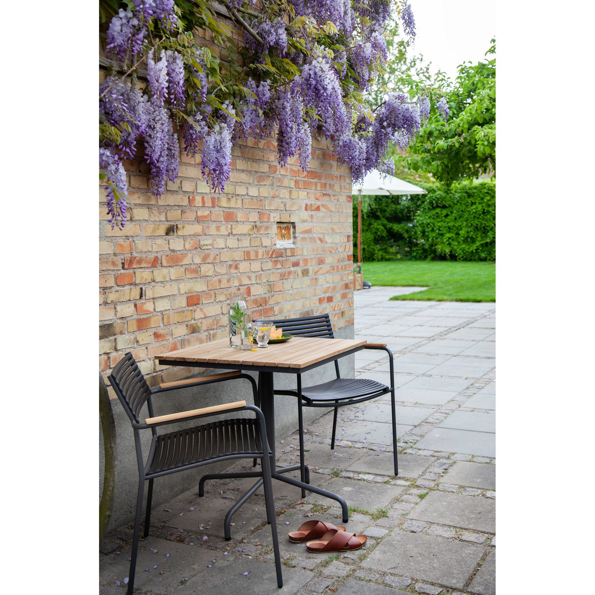 Mood Air Trädgårdsstol i Teak och Aluminium med Armstöd Antracit