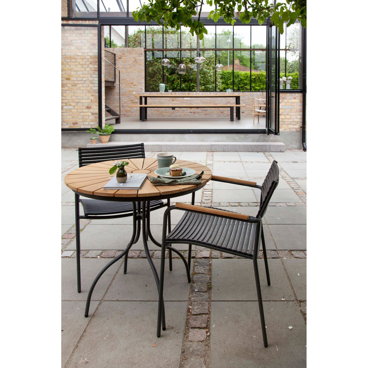 Mood Air Trädgårdsstol i Teak och Aluminium med Armstöd Antracit