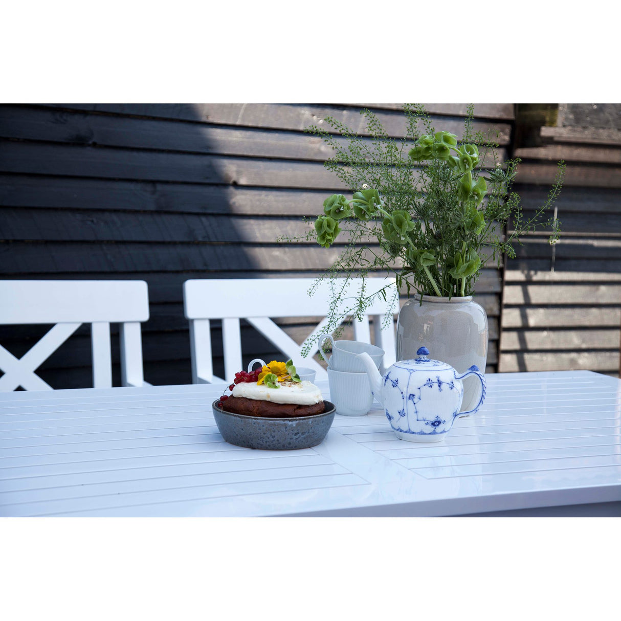 Sofiero Trädgårdsmöbelset med 1 Bord, 1 Bänk och 2 Stolar Vitlack