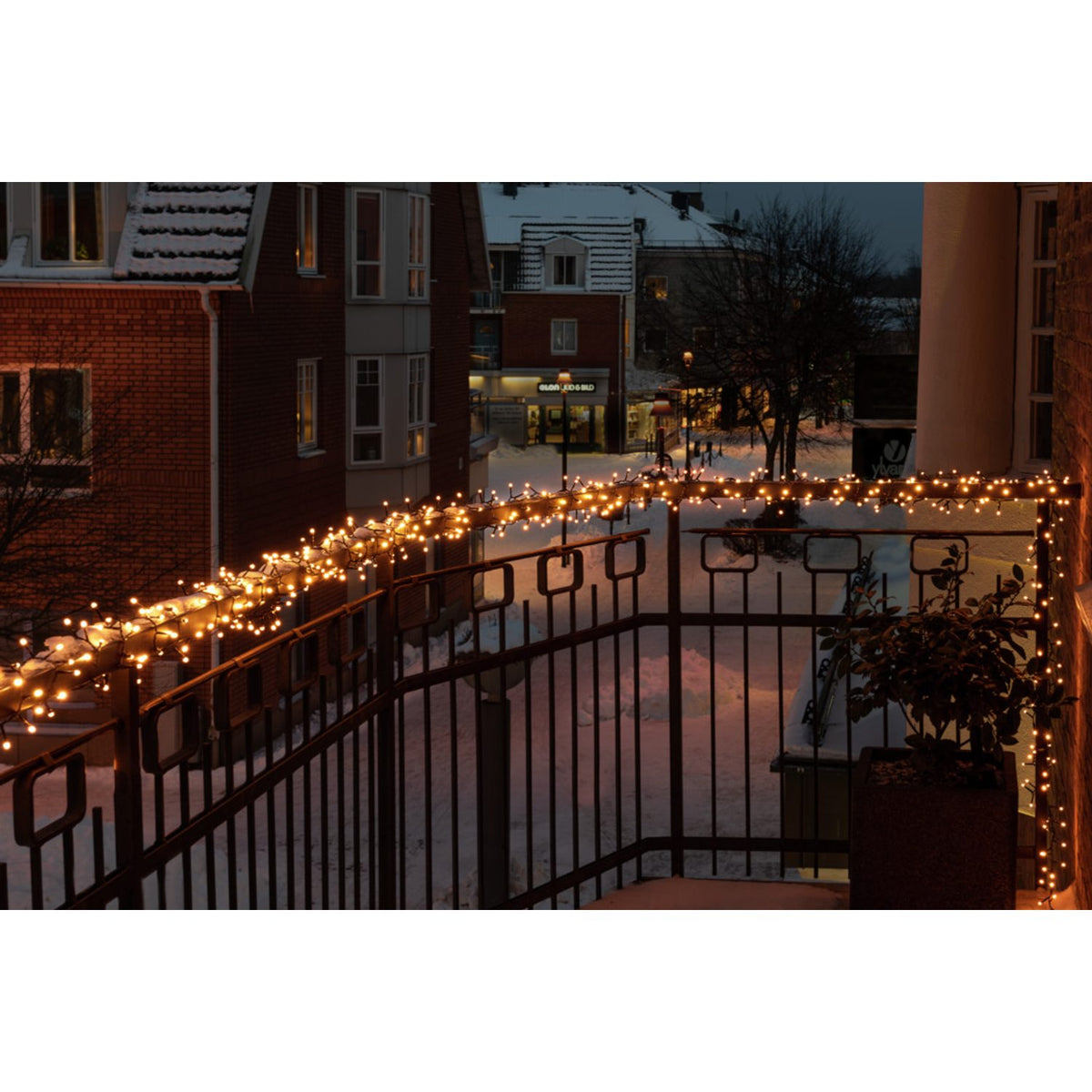 Cluster Frostad LED Svart kabel 30V/IP44 Ljusslinga Ute 8.78m, Amber