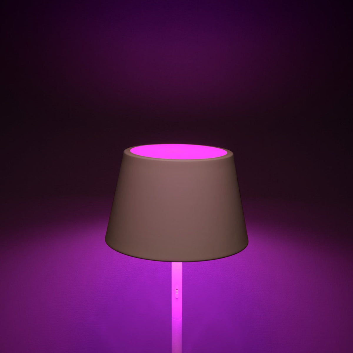 Pomezia USB Golvlampa Ute/Inne Vit