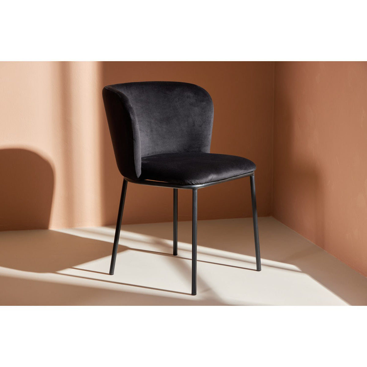 Edina Matstol Svart, Polyestersammet, 60 x 77 x 53