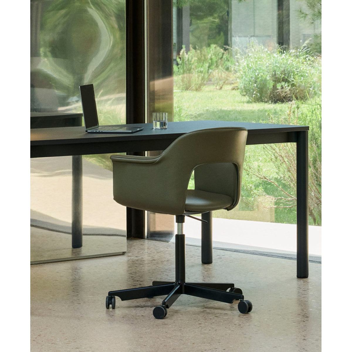 Layout 244 Kontorsstol Hallingdal 130, Black – pulverlackerad aluminium