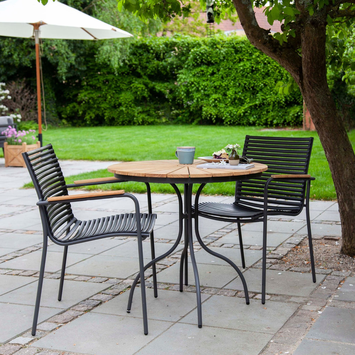 Ellen och Mood Classic Caféset i Teak och Aluminium Antracit 1 Bord + 2 Stolar