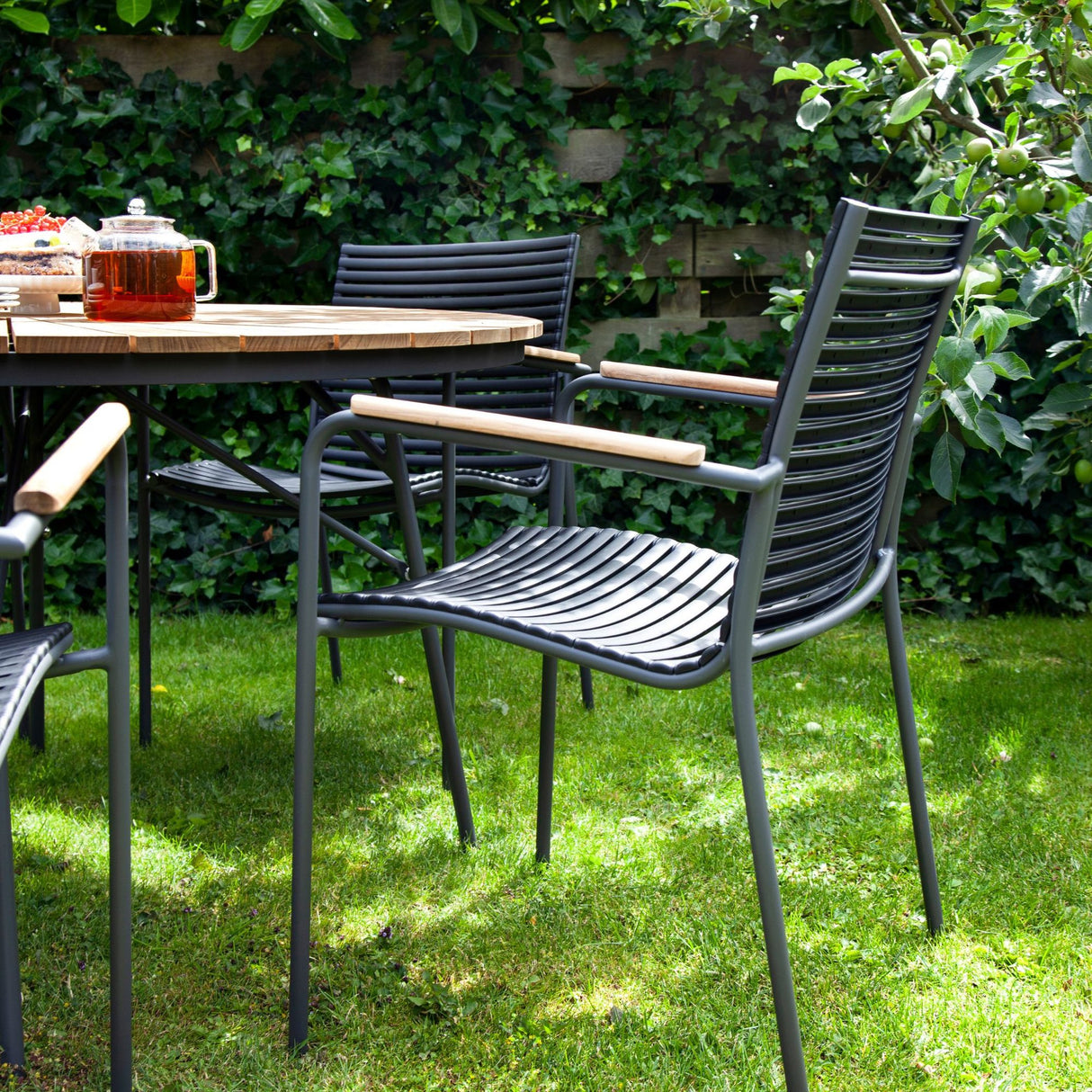 Ellen och Mood Trädgårdsmöbelset i Teak och Aluminium Antracit 1 Bord + 4 Stolar