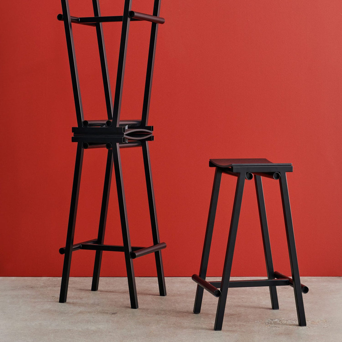 Taburete 8 65 cm Barpall ekfaner med vattenbaserad lack, Signal red – pulverlackerat stål