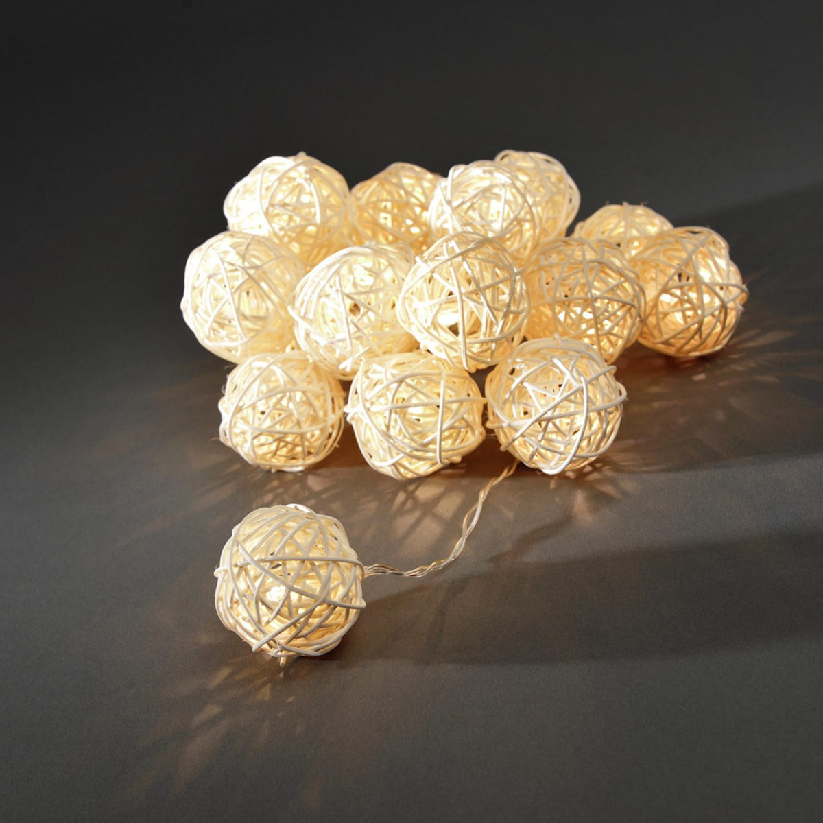 10 Varmvita LED Bollar Ljusslinga Inomhus Natur