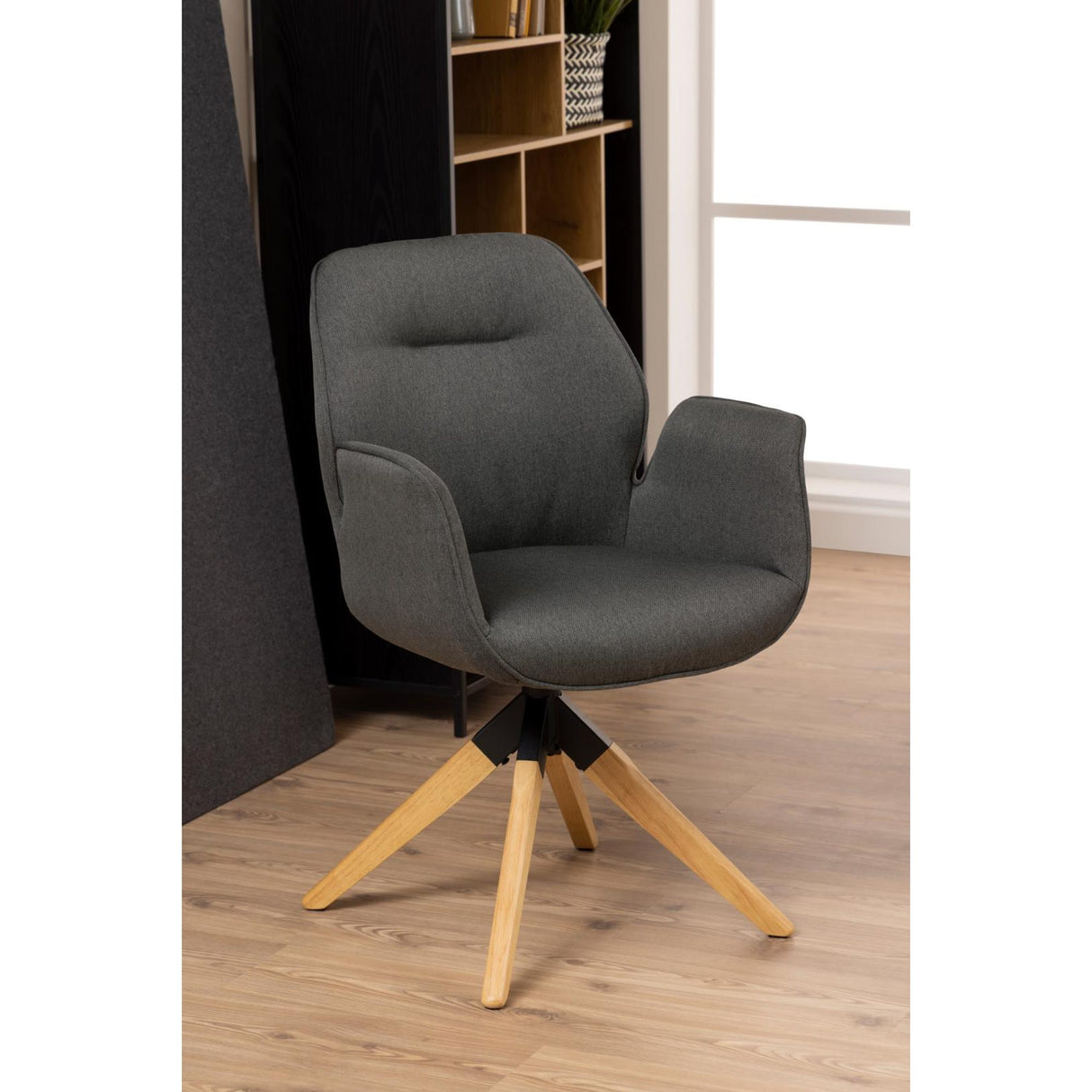 Millau Karmstol Snurr Town tyg Mörkgrå/Ek