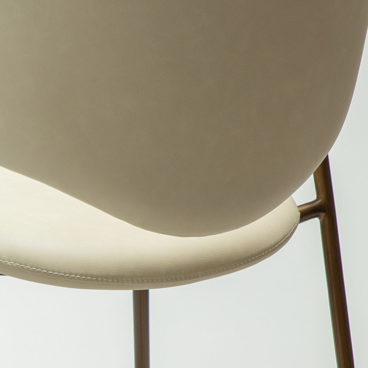 Zone Stol Frosted Almond Art.Leather