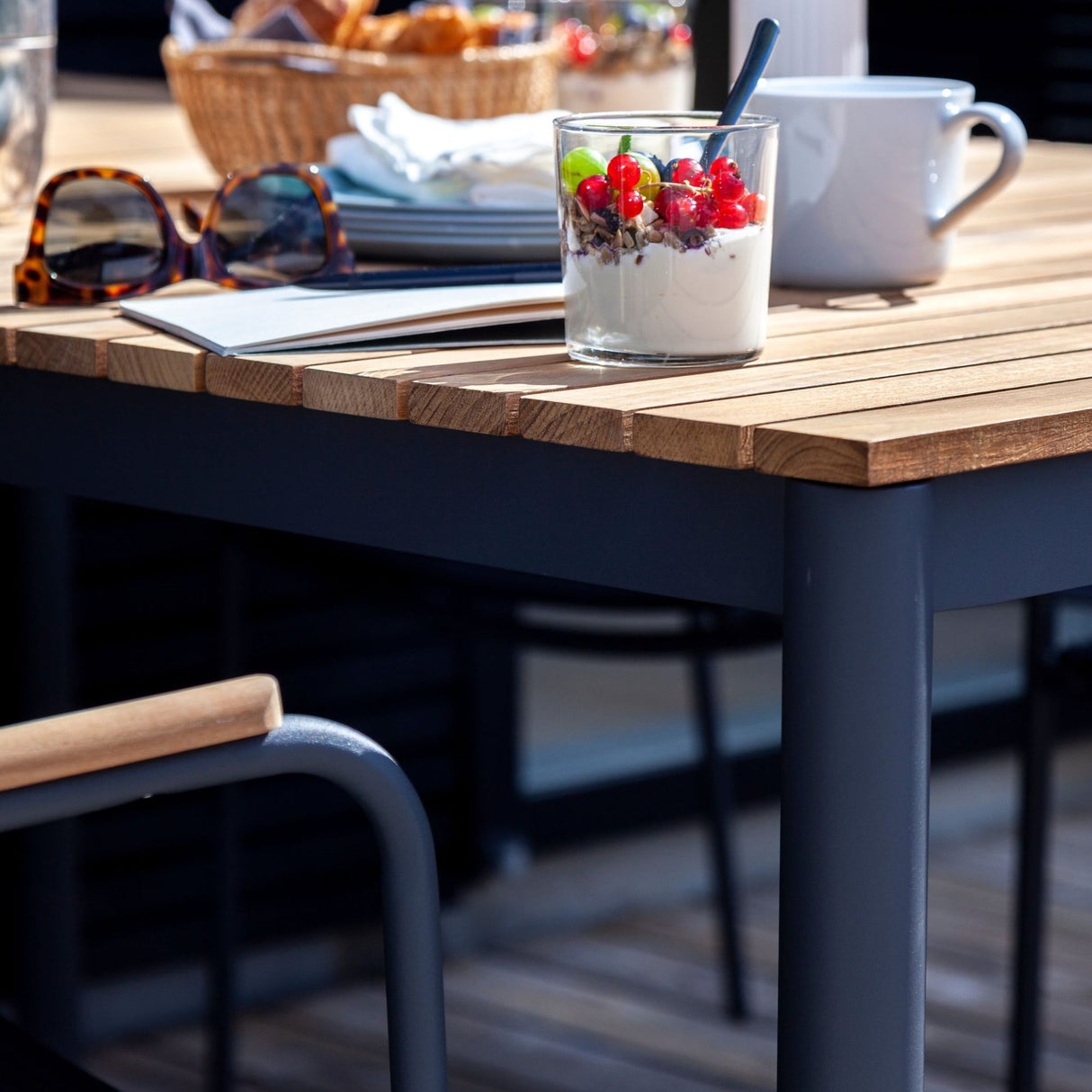 Mood/Mood Classic Trädgårdsmöbelset i Teak och Aluminium Antracit 167 cm + 4 stolar