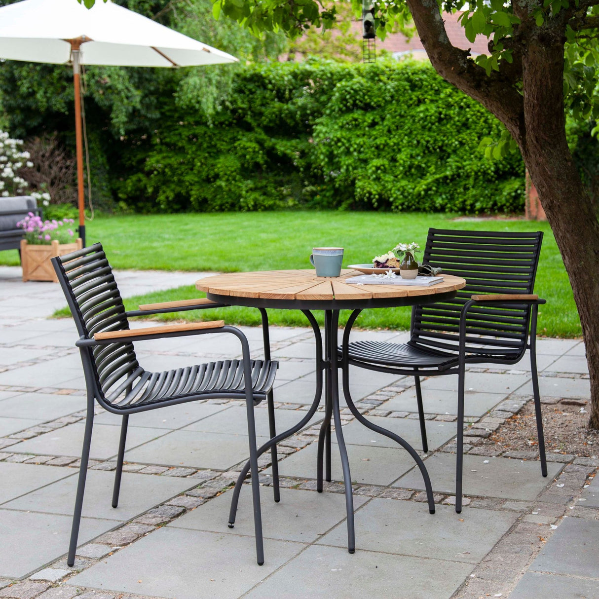 Ellen och Mood Classic Caféset i Teak och Aluminium Antracit 1 Bord + 2 Stolar