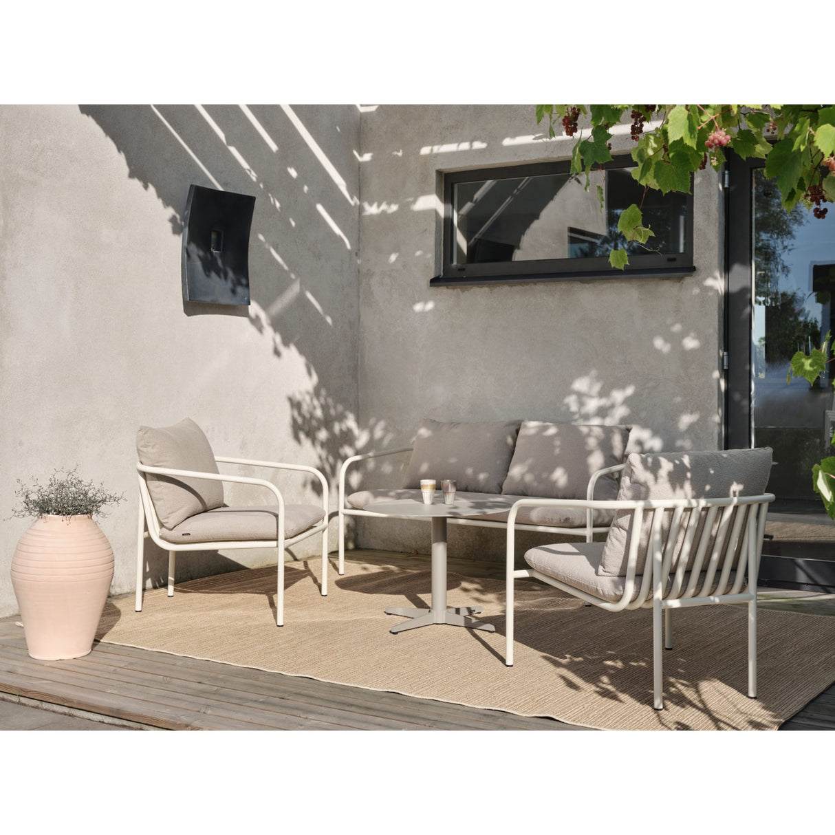 Bendt 2-sits Utesoffa Pearl White/Teddy Beige