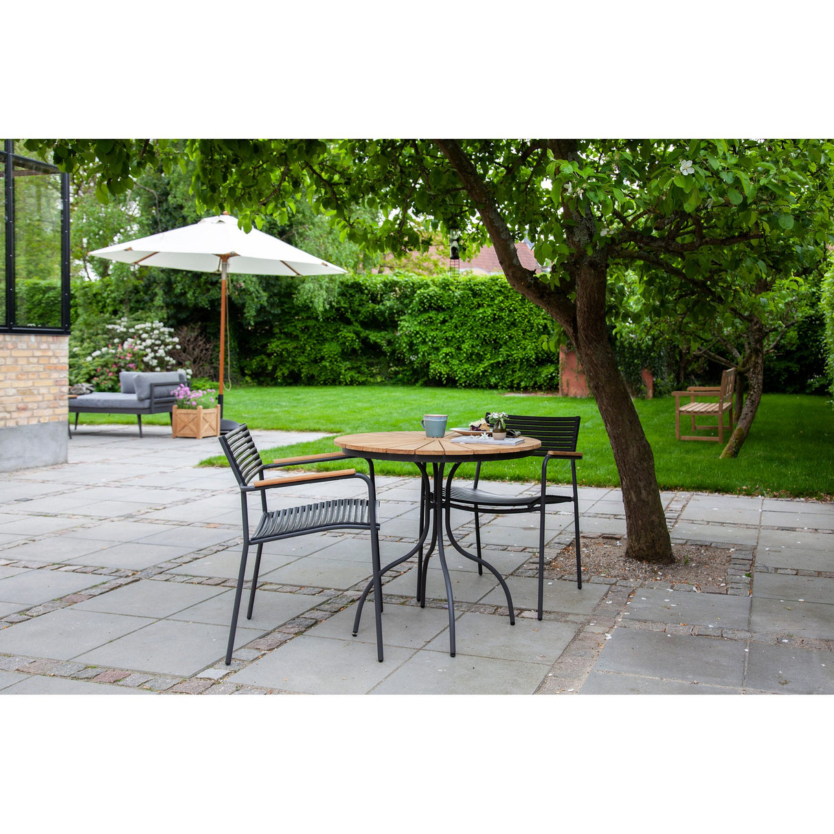 Mood Air Trädgårdsstol i Teak och Aluminium med Armstöd Antracit