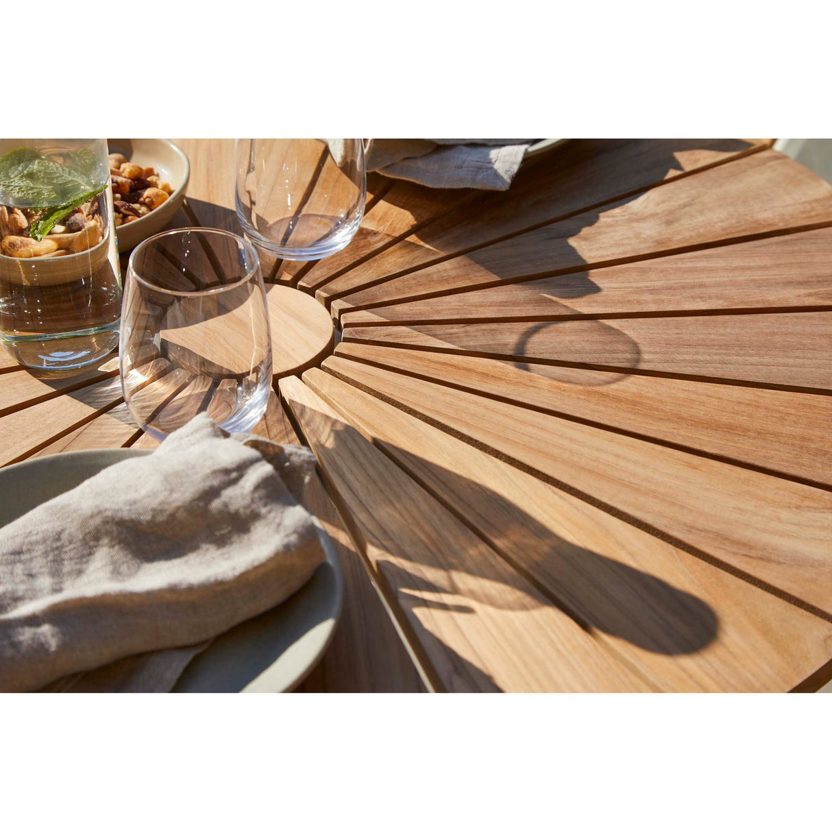Ellen Cafébord Ø80cm i Teak och Aluminium Vit