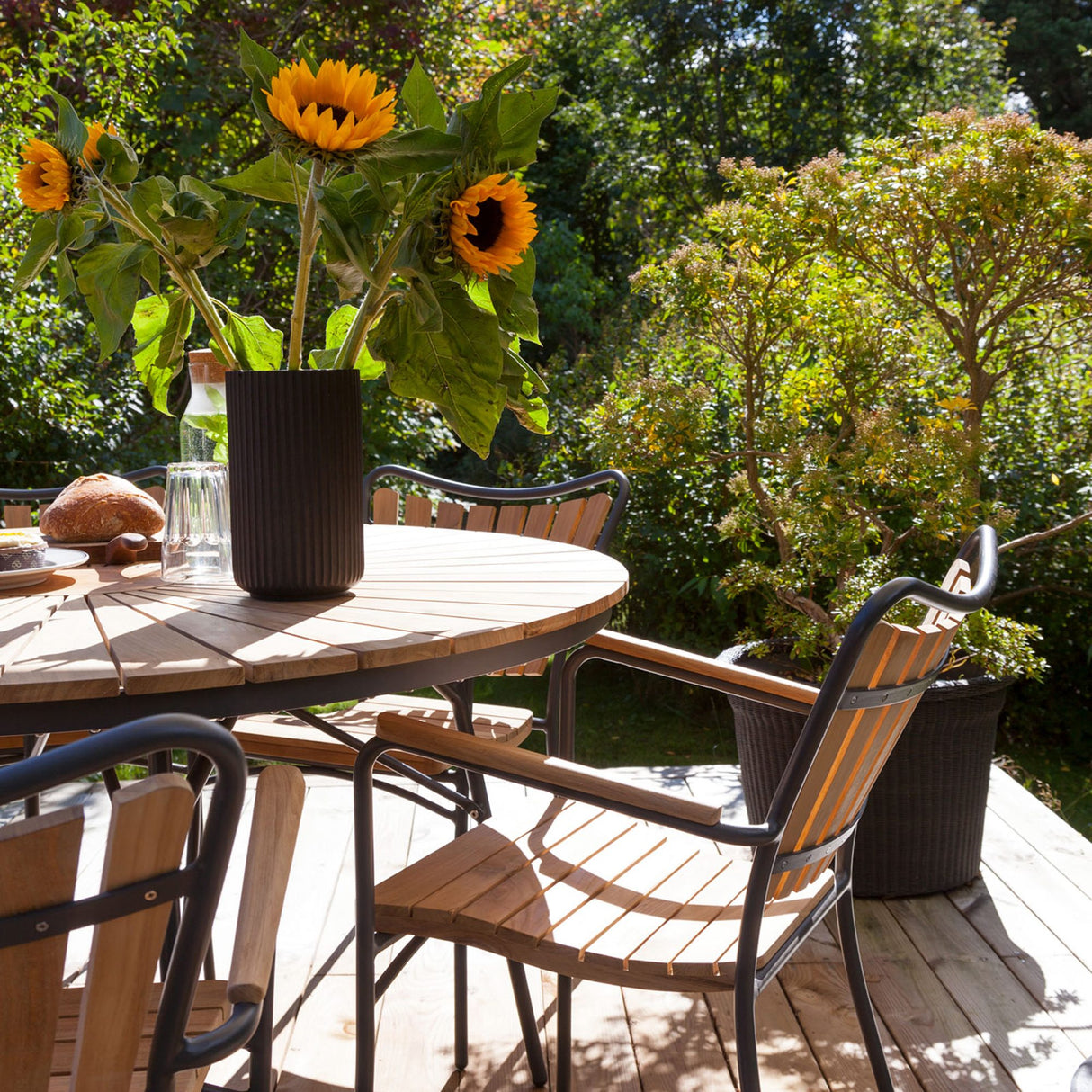 Ellen Trädgårdsmöbelset i Teak och Aluminium 110 cm + 4 stolar, Antracit