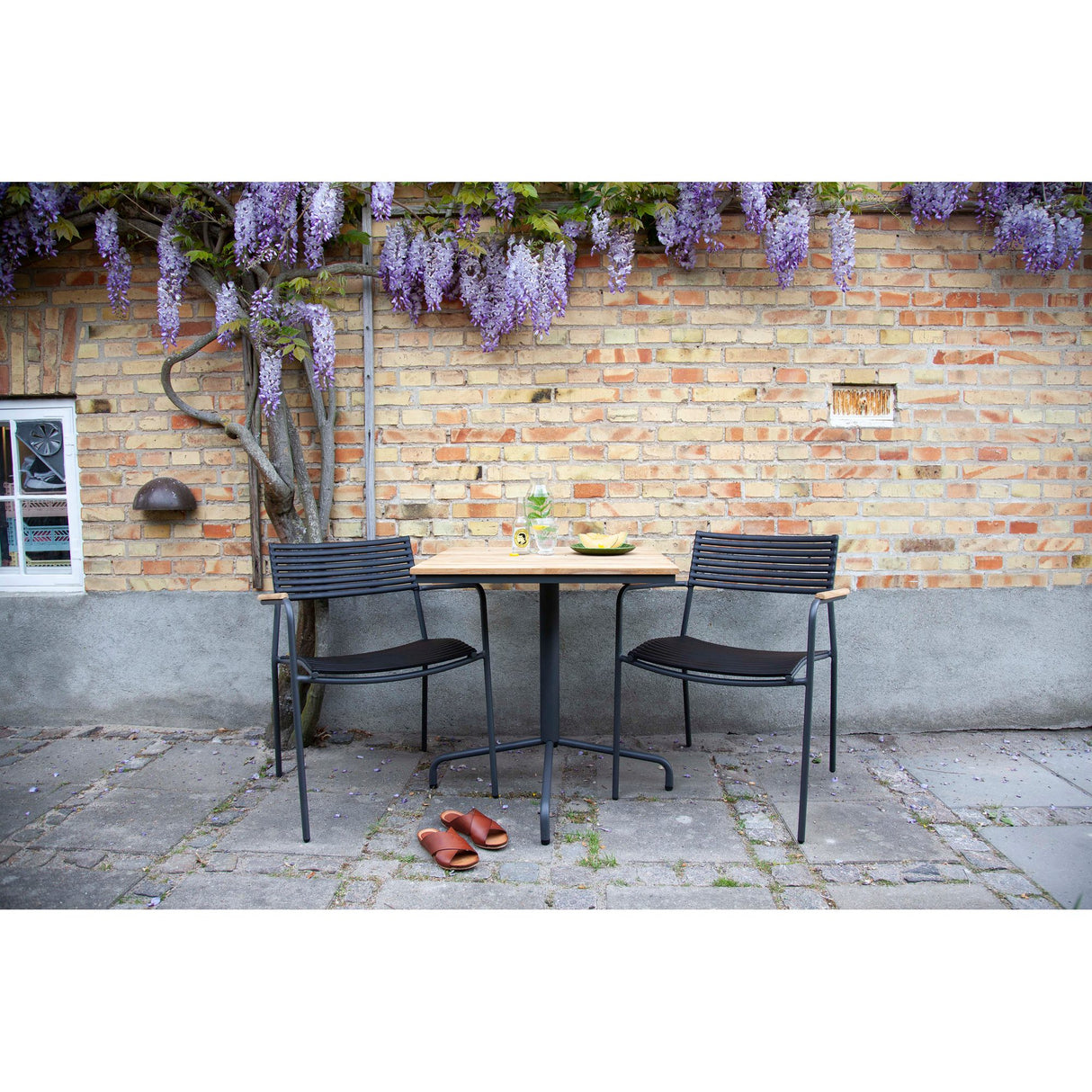 Mood Air Trädgårdsstol i Teak och Aluminium med Armstöd Antracit