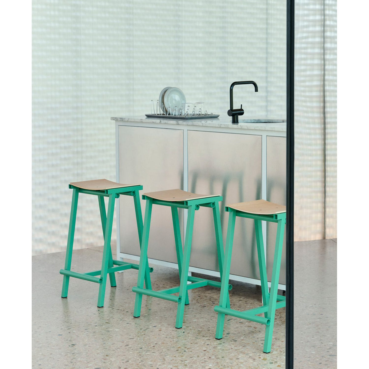 Taburete 8 65 cm Barpall ekfaner med vattenbaserad lack, Signal red – pulverlackerat stål
