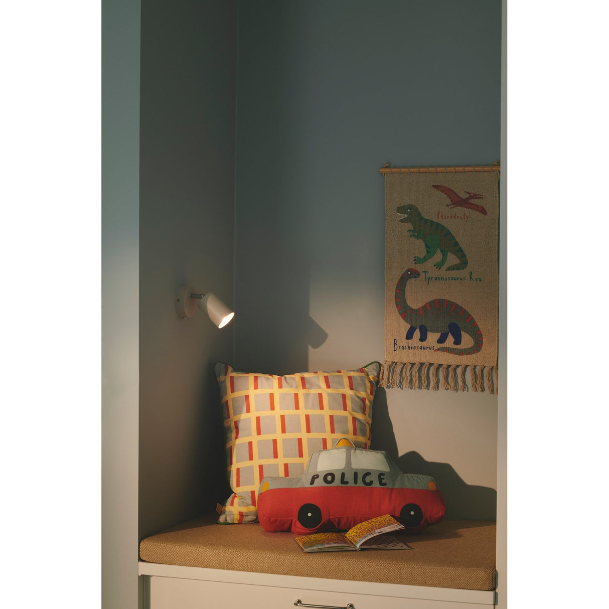 Explore Vägglampa Beige