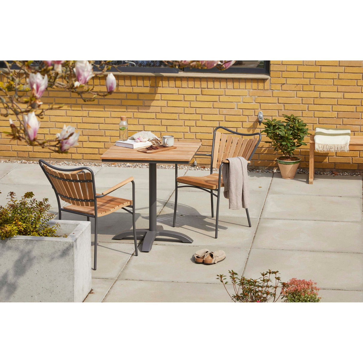 Mood Cafébord 70x70 cm i Teak/Antracit Aluminium