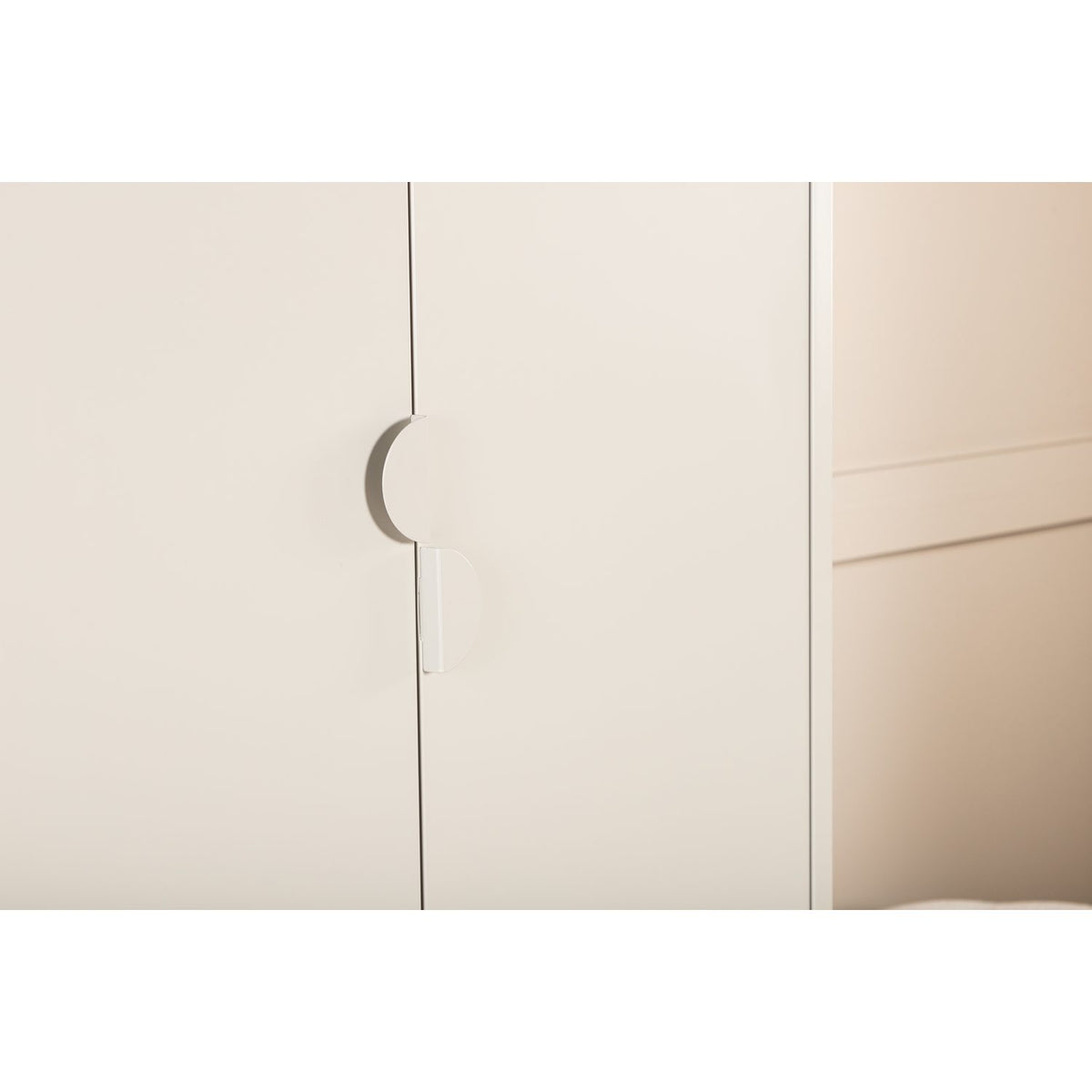 Piring Garderob Beige