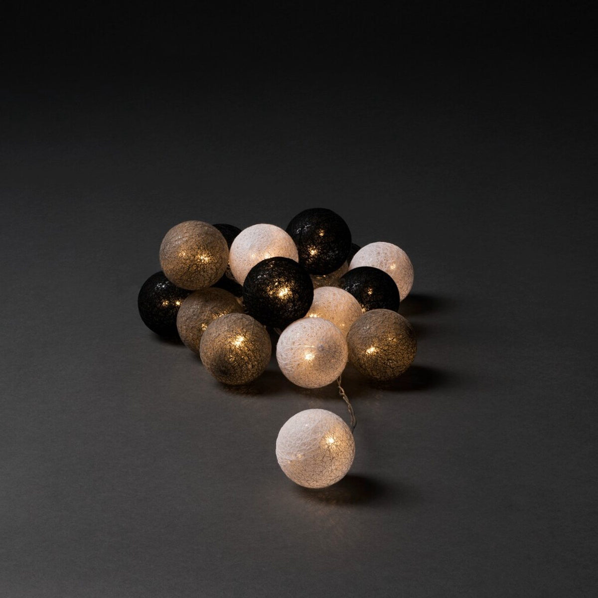 16 Garnbollar 6cm LED Ljusslinga Inomhus Vit/grå/svart
