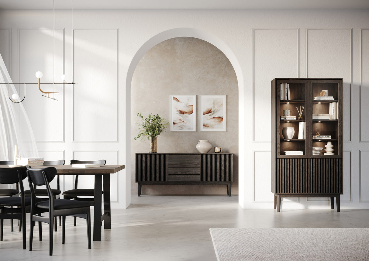 Broholm Vitrinskåp Lameller Rökfärgad Ek