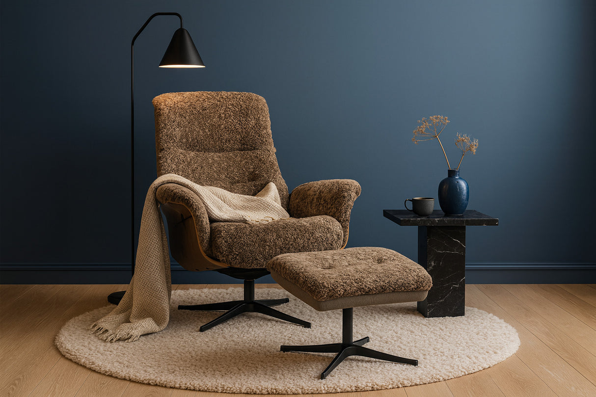 Fårö Snurrfåtölj ink Pall Fårskinn Sahara