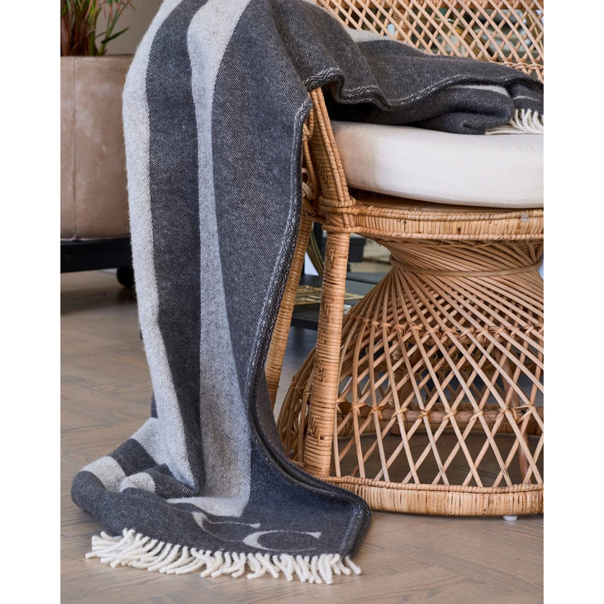 Monogram 130x200 cm Iron Gate Pläd