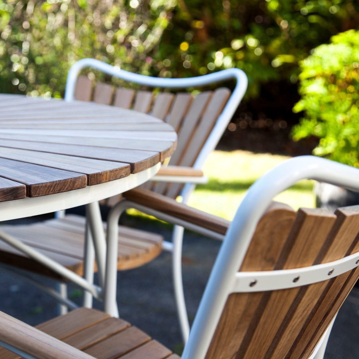 Ellen Trädgårdsmöbelset i Teak och Aluminium 110 cm + 4 stolar, Vit