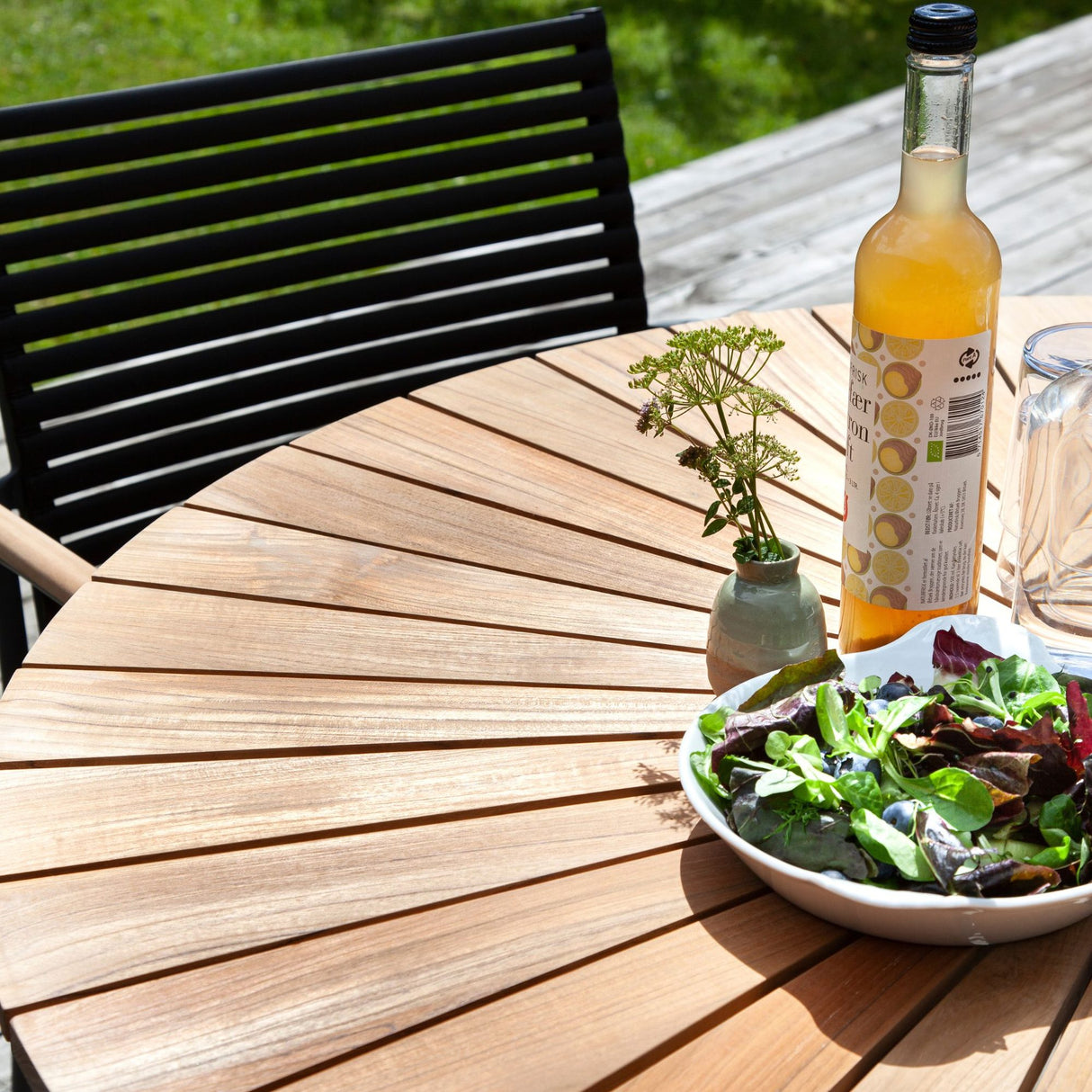 Ellen och Mood Trädgårdsmöbelset i Teak och Aluminium Antracit 1 Bord + 4 Stolar