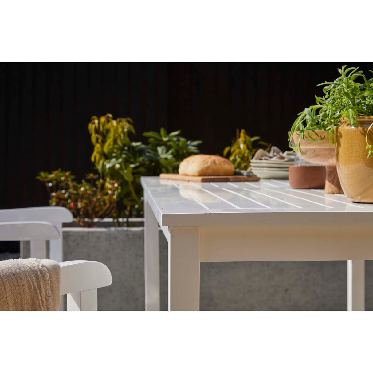 Sofiero Trädgårdsmöbelset med 1 Bord, 1 Bänk och 2 Stolar Vitlack