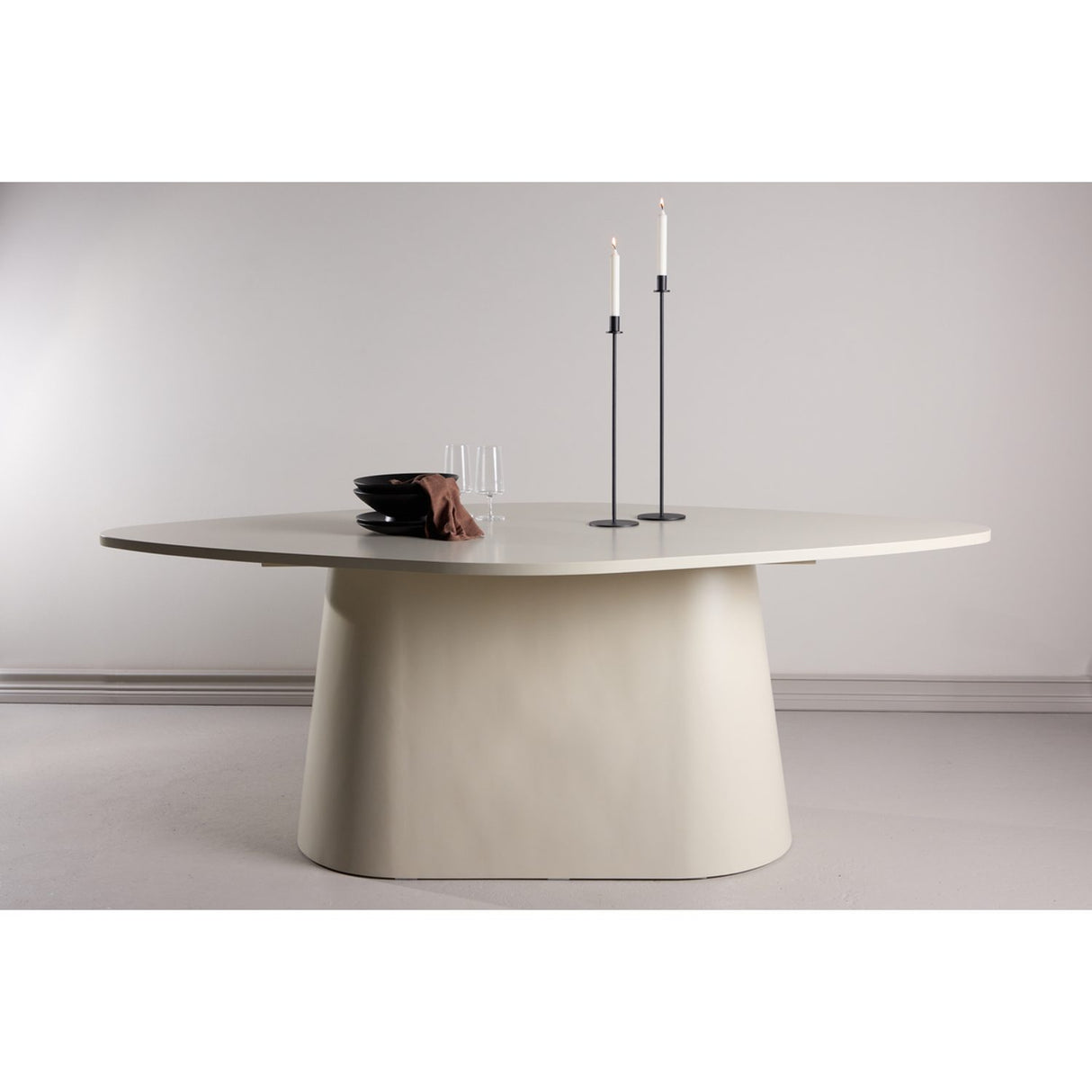 Diamant Ovalt matbord Beige