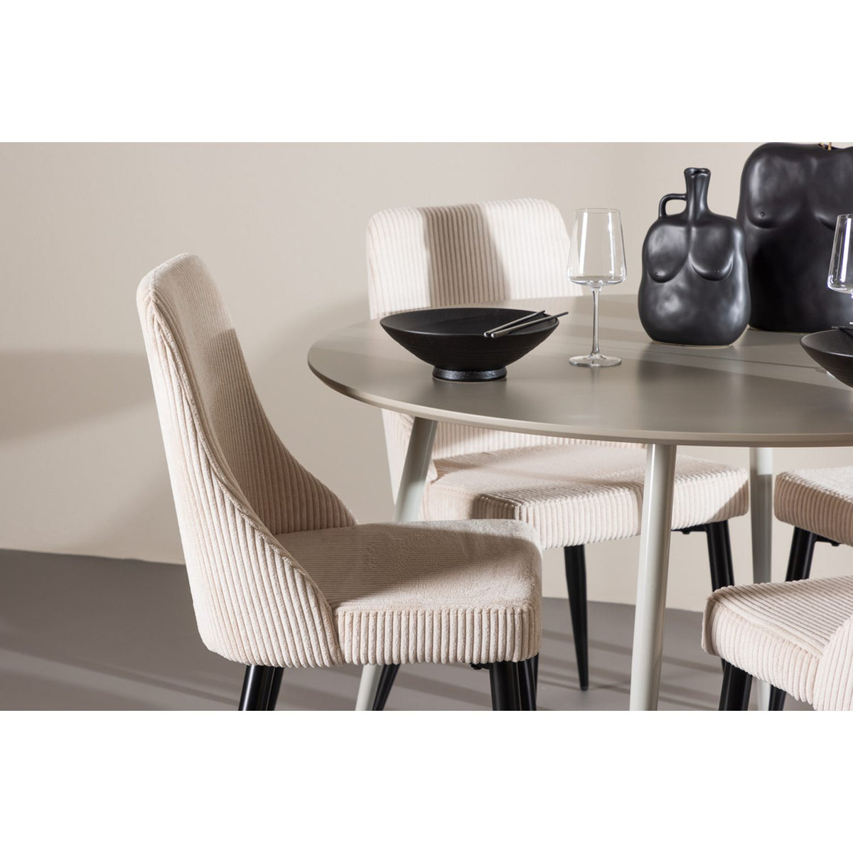 Plaza, Leone Rund matgrupp
