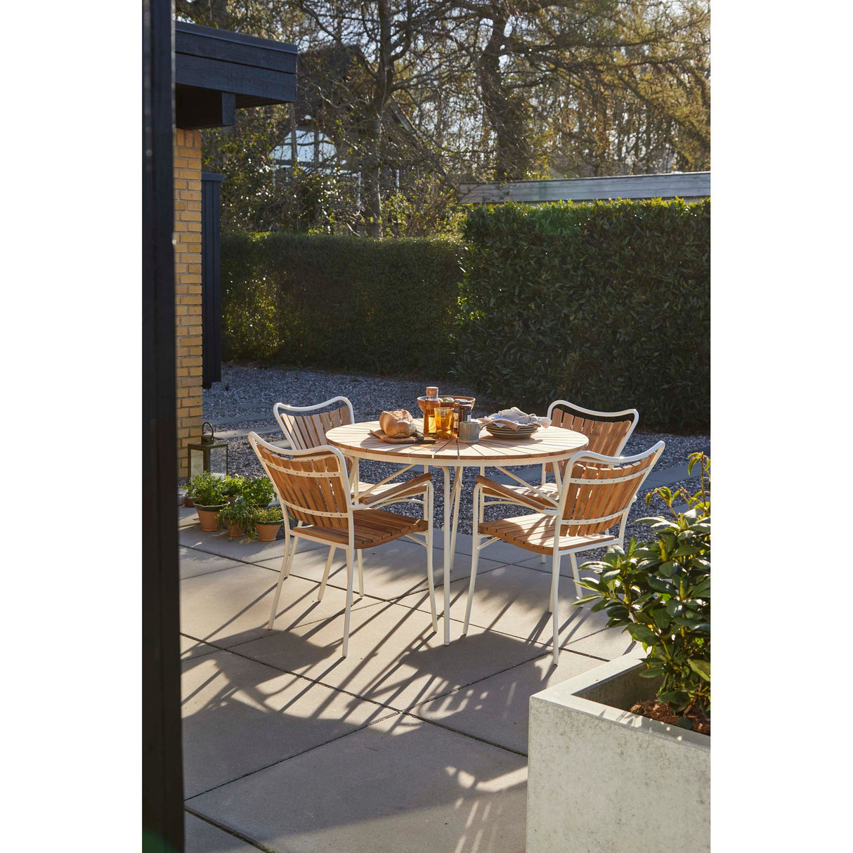 Ellen Trädgårdsmöbelset i Teak och Aluminium 110 cm + 4 stolar, Vit