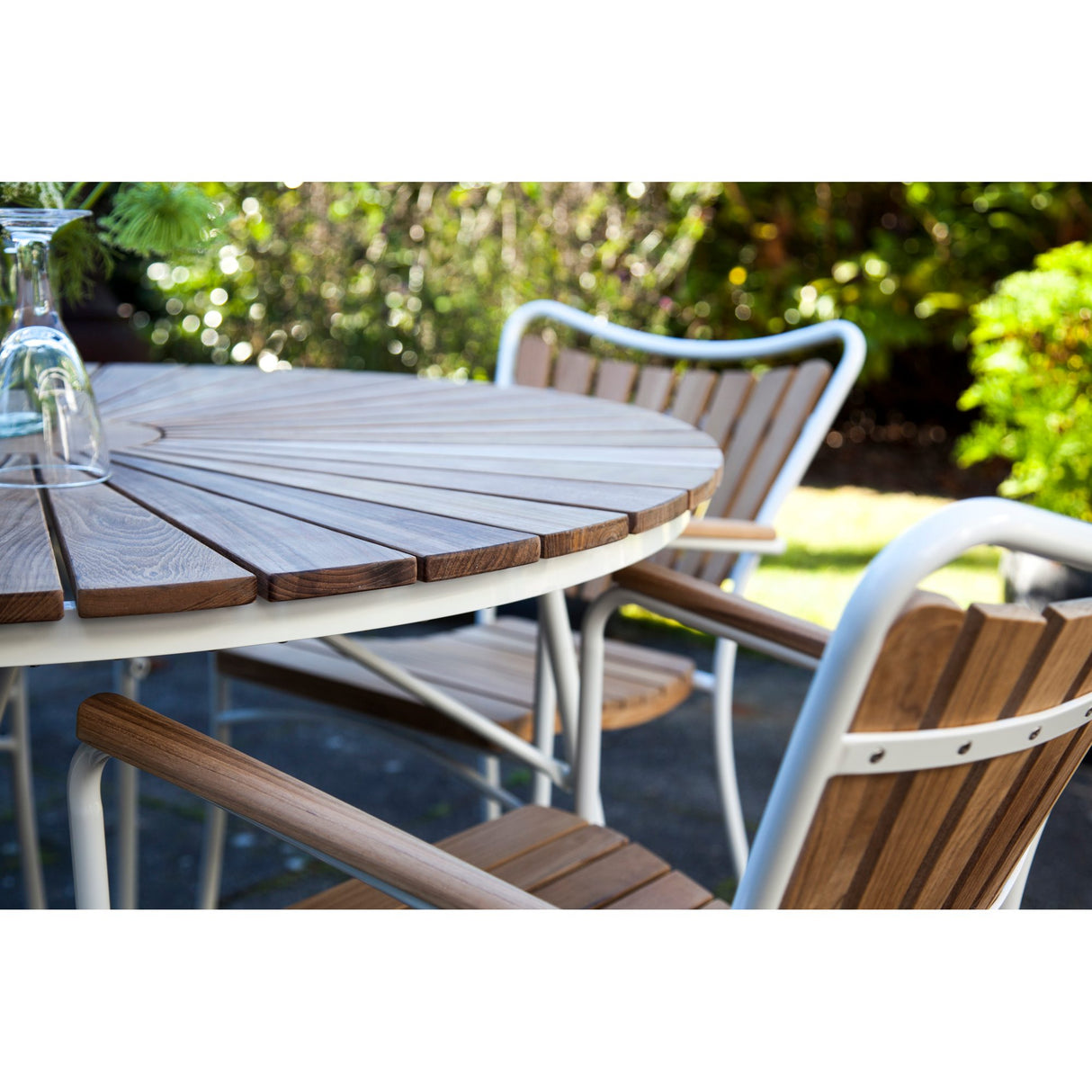 Ellen Trädgårdsmöbelset i Teak och Aluminium 130 cm + 5 stolar, Vit