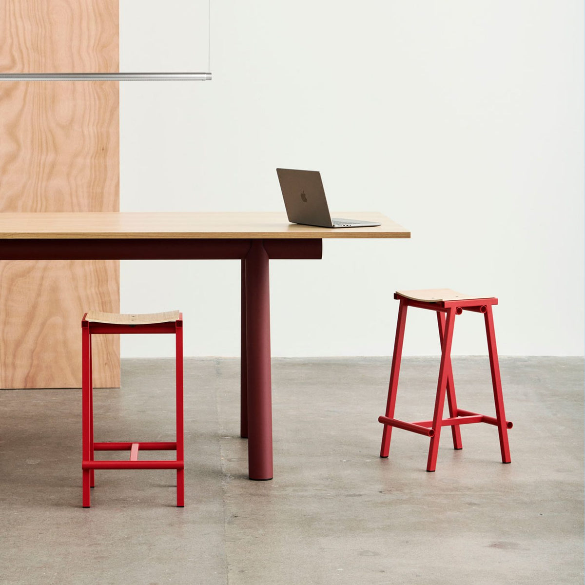 Taburete 8 65 cm Barpall ekfaner med vattenbaserad lack, Signal red – pulverlackerat stål
