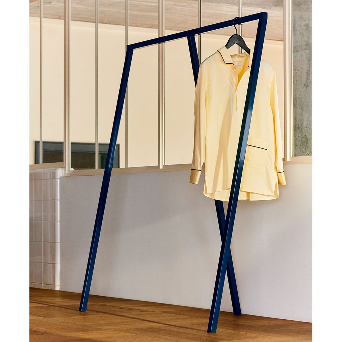 Loop Stand L130 × B60 × H150 cm Klädställning Deep blue