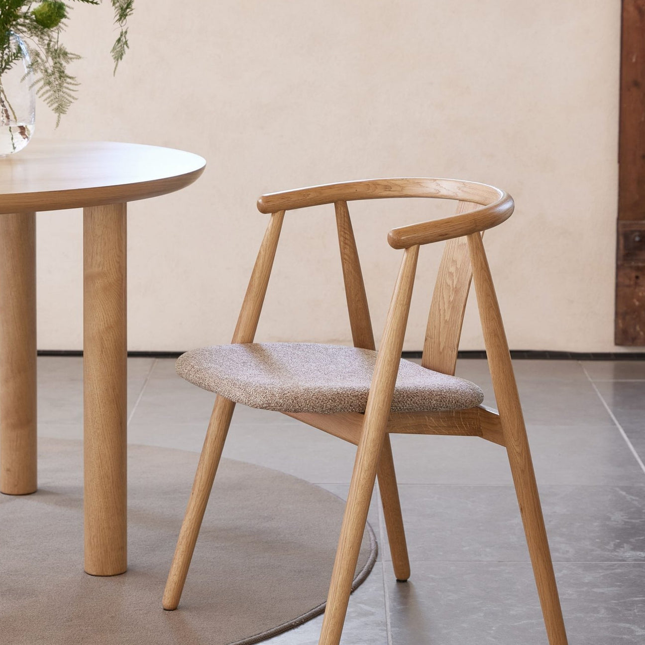 Bekväma och stilrena matstolar i trä