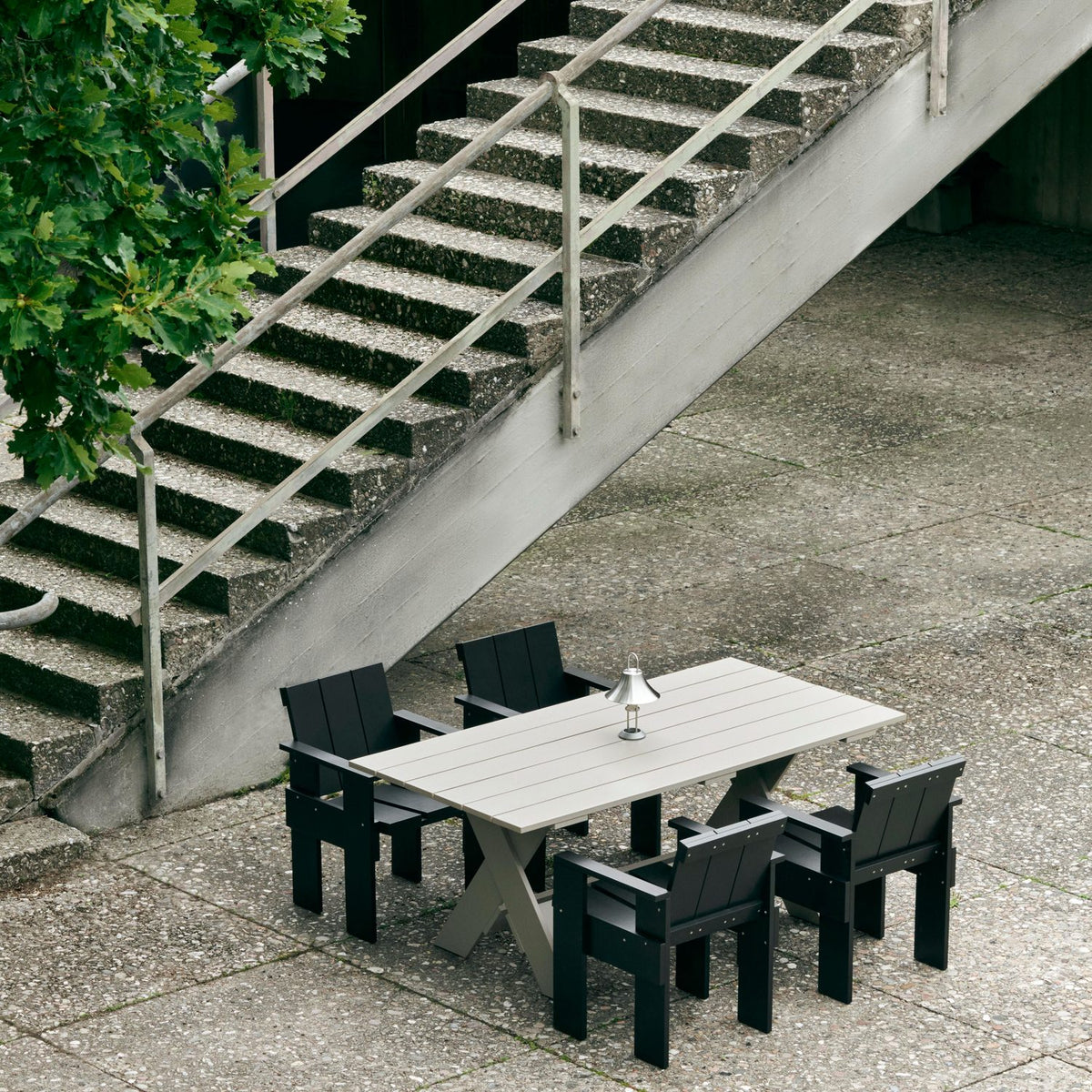 Crate L180 × B89,5 × H74,5 cm Matbord Black – massiv furu med vattenbaserad lack