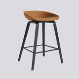 AAS 33 65 cm Barpall Sense Cognac, Black – ekfaner med vattenbaserad lack, Black – pulverlackerat stål