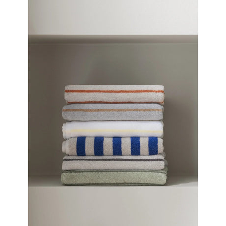 Arto bath towel 140 x 70 cm Badhandduk Moonbeam/Mazarine Blue, Stora linjer
