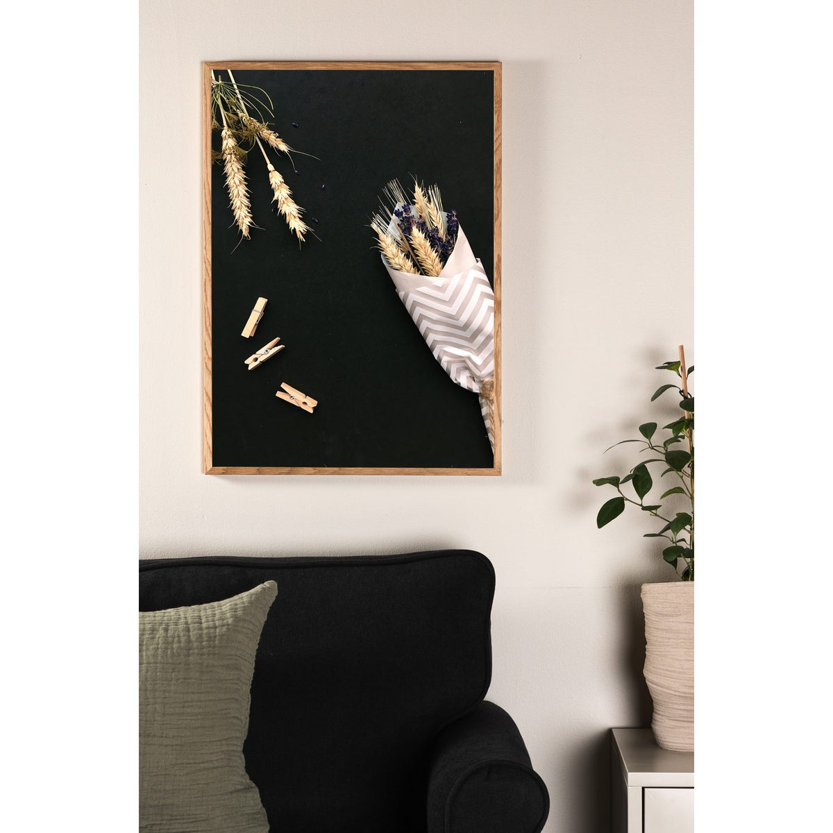 Blommor på bord Poster Svart, 30 x 40 cm