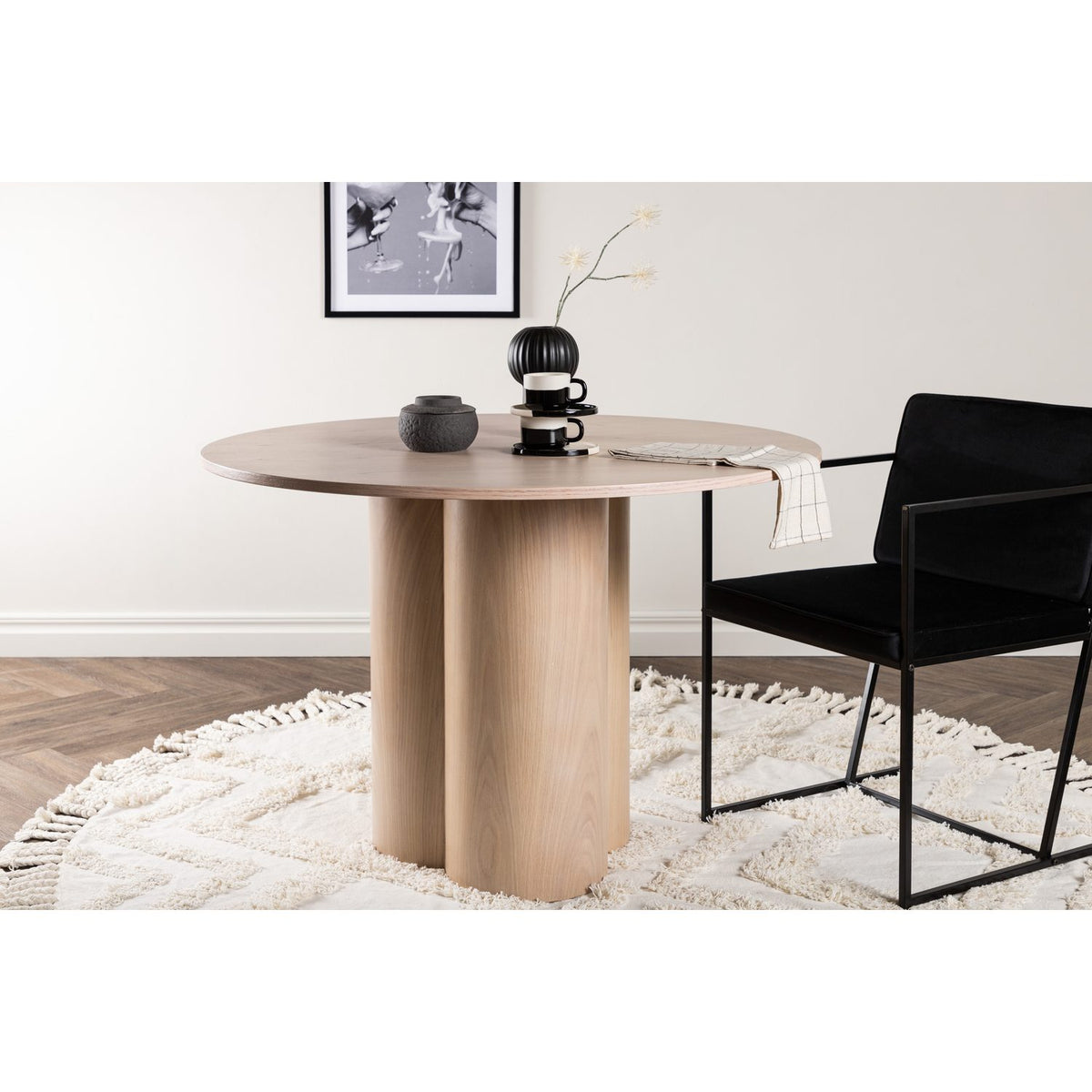 Olivia Runt matbord Vitlaserad