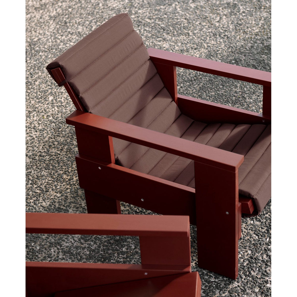 till Crate fåtölj 44,5 × 130 cm Kviltad dyna Iron red