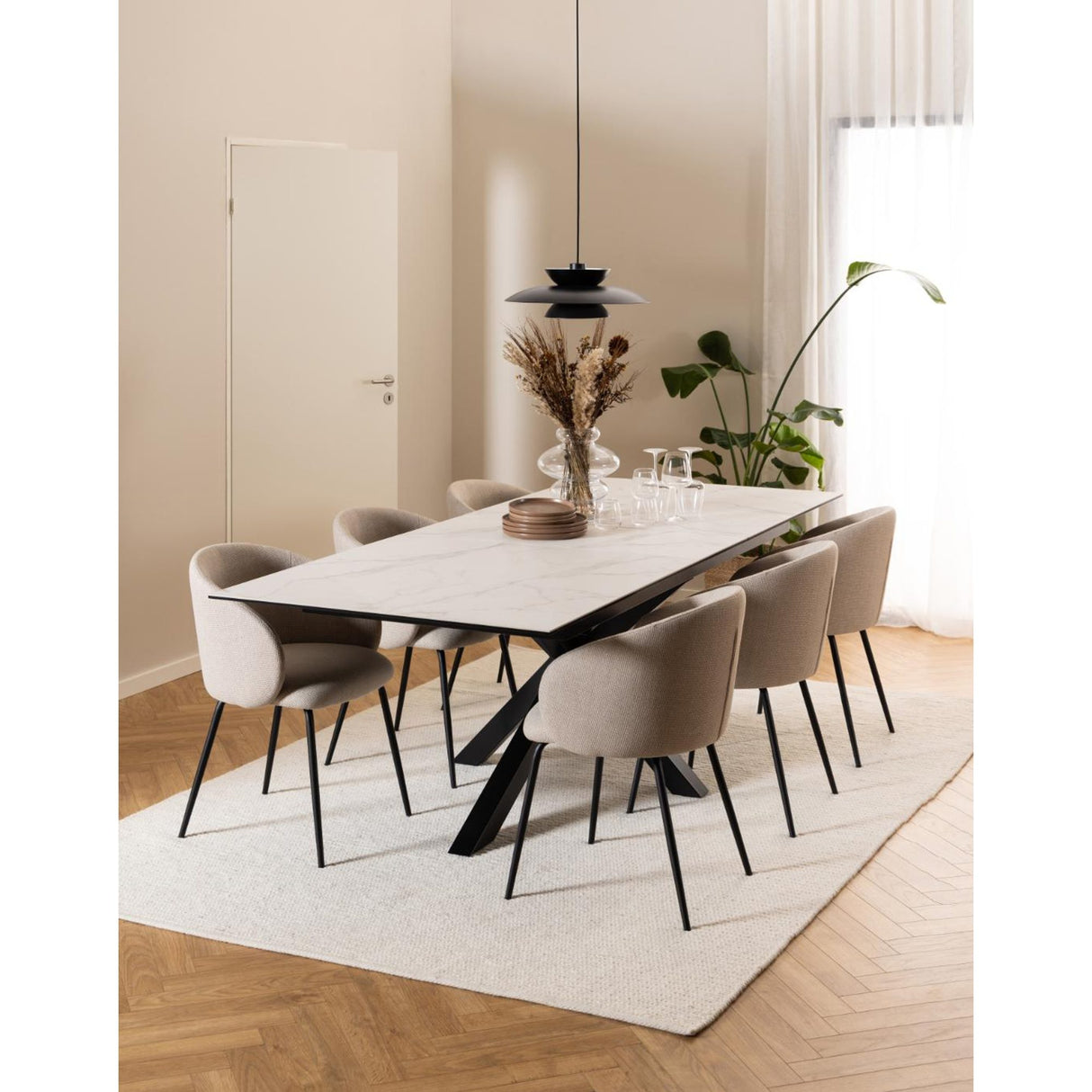 Chaumont Matstol med Armstöd Basel tyg Beige/Svart