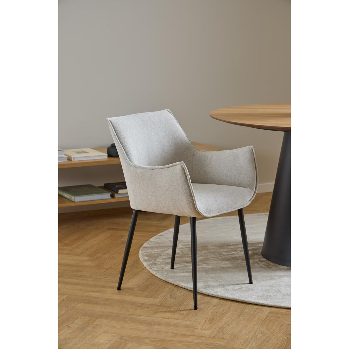 Bonita Matstol med Armstöd Apia tyg Beige