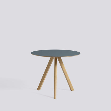 CPH 20 Ø90 × H73 cm Matbord Smokey blue – linoleum, massiv ek med vattenbaserad lack