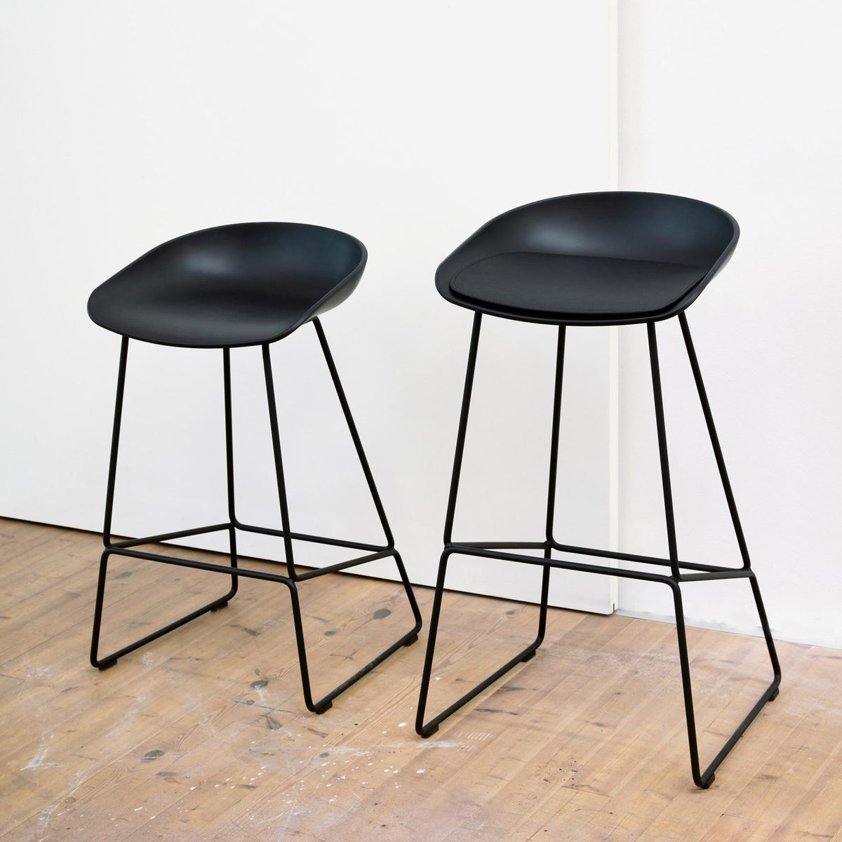 AAS 38 65 cm Barpall Khaki 2.0, Black – pulverlackerat stål